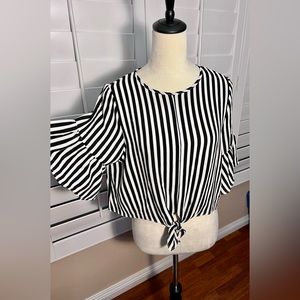 Very light and 3/4 crop style top. Size L